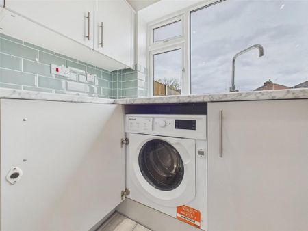 4 bedroom end of terrace house to rent - Photo 2