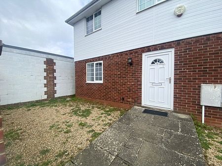 One bedroom maisonette with garage - Photo 5