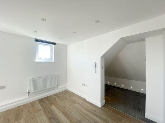 4 Bed Flat, Cheviot Gardens, NW2 - Photo 1