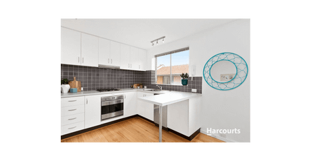 Spacious one bedroom flat in heart of St Kilda East - Photo 3