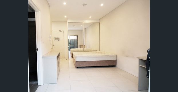 Ultra Modern Studio with private courtyard - Photo 1