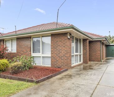 Light filled three bedroom residence in quiet location - Photo 5