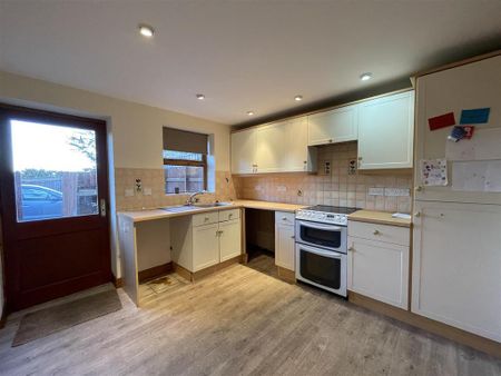 3 bedroom semi-detached house to rent - Photo 5