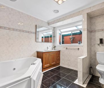 Family Home in Unbeatable Location! - Photo 4
