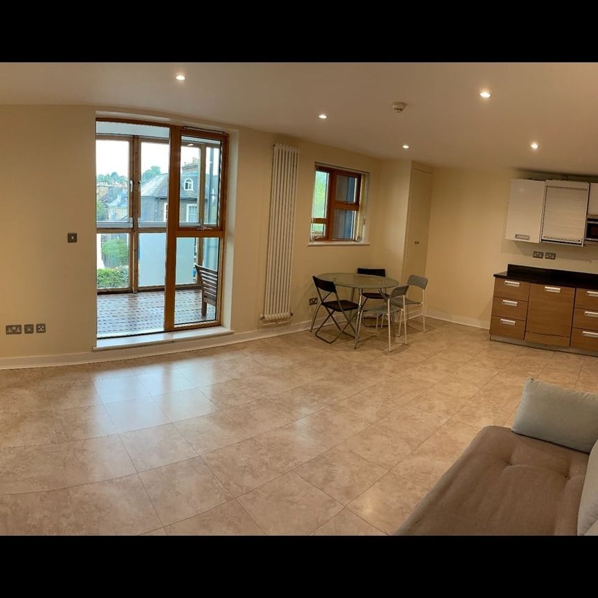 2 Bed Flat, Woolwich Road, SE10 - Photo 1