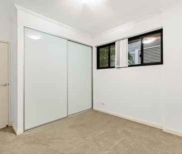 Impressive ground floor unit – private balcony - Photo 2