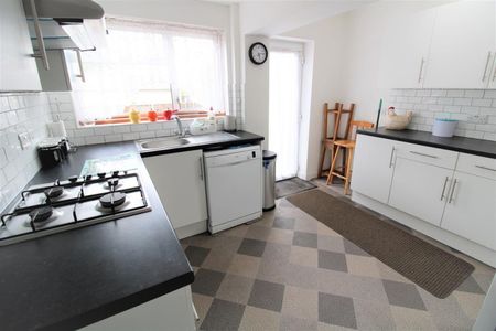 3 bedroom House To Let - Photo 4