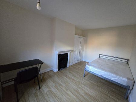 4 bedroom terraced house to rent - Photo 3