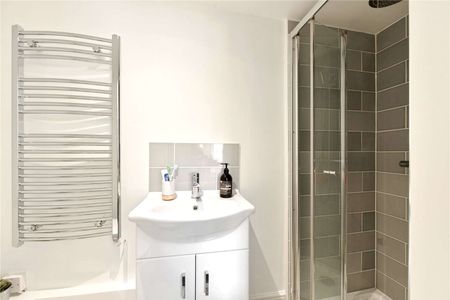 A spacious two bedroom apartment set over two floors and only 0.2 miles from the Marlow High Street - Photo 4