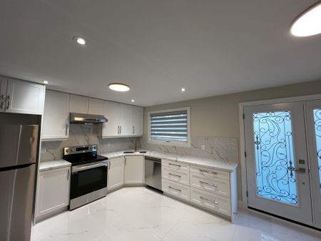 For Lease - 69 Hutcherson Square, Toronto, Ontario - Photo 4