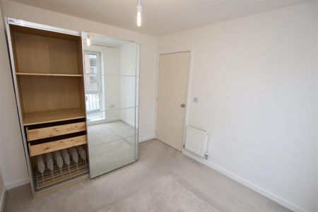 3 bedroom end of terrace house to rent - Photo 4