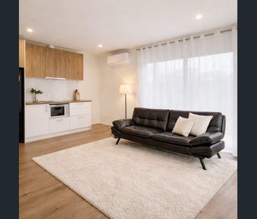 PRIVATE ENTRY RESIDENCE WITH COURTYARD & PARKING AVAILABLE – FULLY ... - Photo 1