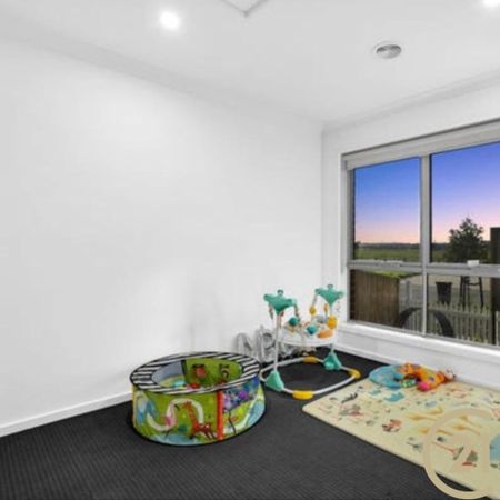 Modern Fully Upgraded Family Home – Prime Location & Ultimate Convenience - Photo 2