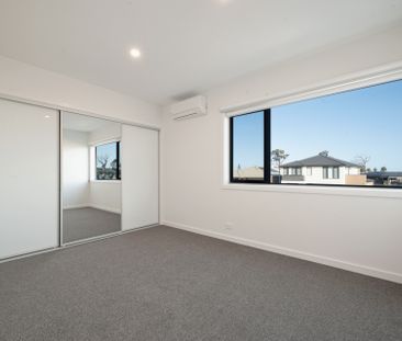 Spacious 4 Bedroom Townhouse - Photo 4