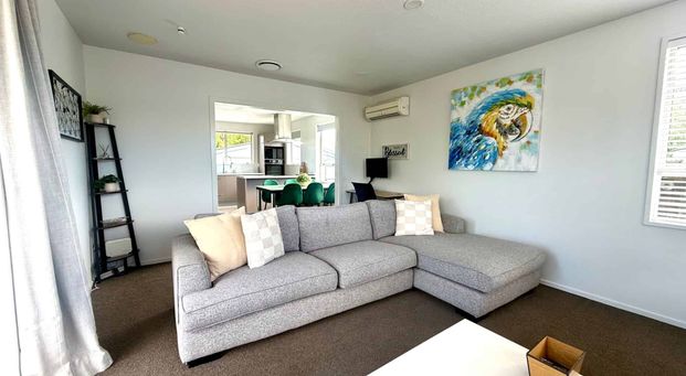 FULLY FURNISHED IMMACULATE FAMILY HOME - Photo 1