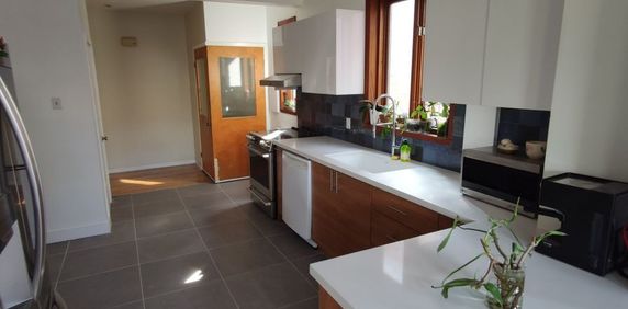 5 1/2 Meublé Dans Un Haut De Duplex - Photo 2