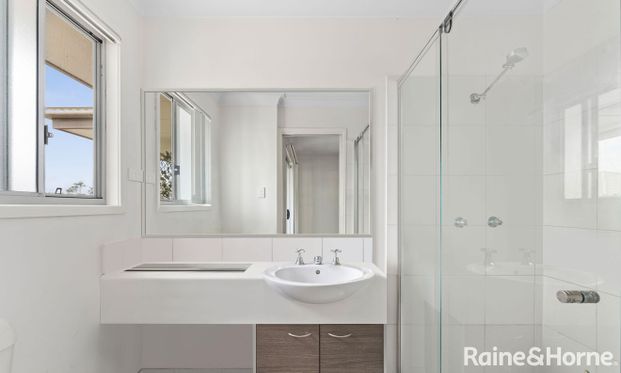 FANTASTIC LOCATION & PEACEFUL HOME! NBN, Air-Con, 3 Bed 2&1/2 Bath Townhouse, Pool, Gym - Photo 1