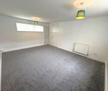 4 bedroom end of terrace house to rent - Photo 4