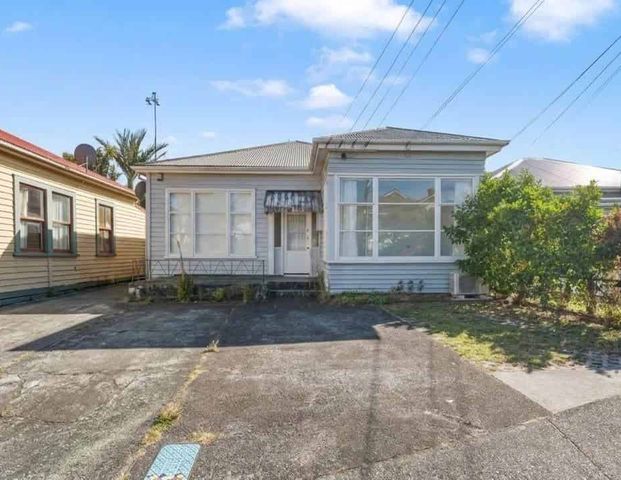 Charming 2-Bedroom Flat! - Photo 1