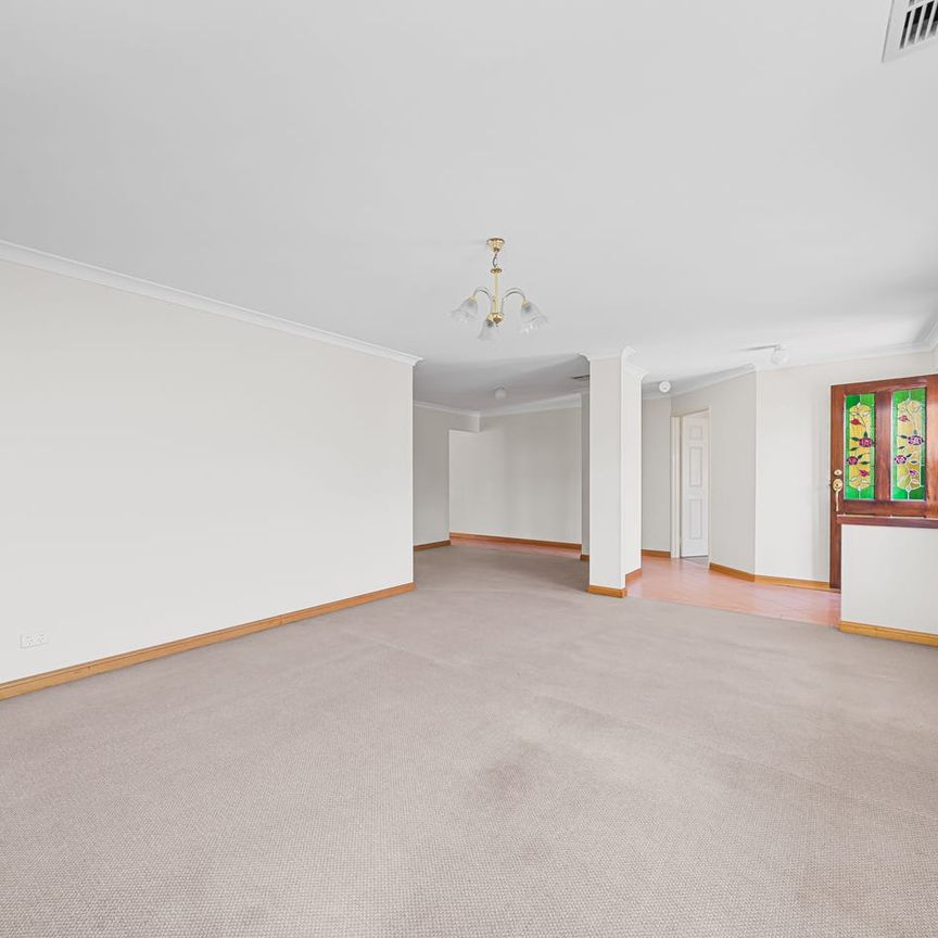 SPACIOUS FAMILY LIVING IN A PRIME LOCATION! - Photo 1