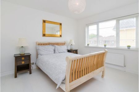 LOOK NO FURTHER! Fabulous 2 Bed Flat To Let in SE20 - Photo 2