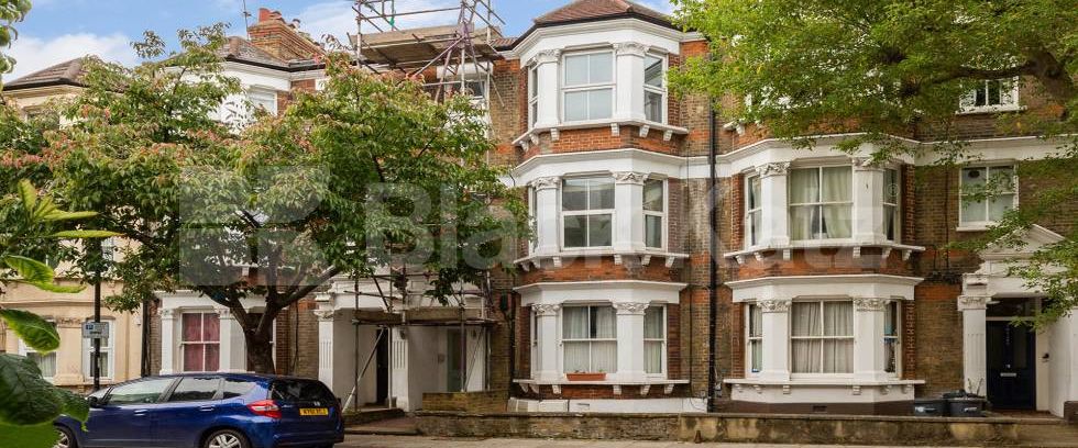 Spacious two bed with patio area in Camden minutes to tube and shops - Photo 1