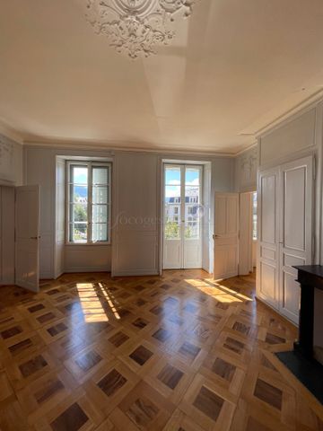 A LOUER DANS UN IMMEUBLE ANCIEN DE LA VIEILLE VILLE, - Photo 4