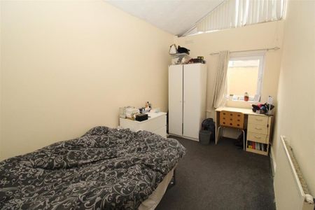 3 bedroom flat to rent - Photo 2
