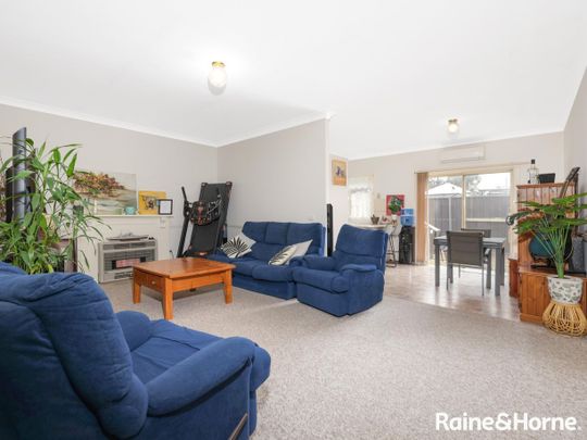 CENTRAL LOCATION -THREE BEDROOM UNIT Available 28.11.25 - Photo 1