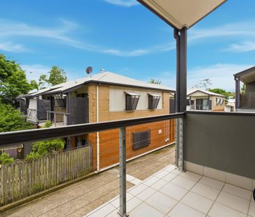 Convenient Tri-Level Living in a Quiet Yeerongpilly Complex 🏡 - Photo 2