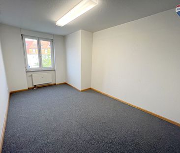 Frisch renovierte 3,5-Zimmer Wohnung, offene Küche, Balkon, Aufzug! - Foto 2