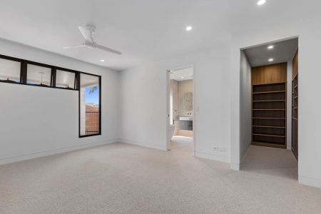 Discover this brand-new, spacious, and elegantly designed villa, perfectly situated in the prestigious Saffron Link enclave of Hope Island Resort. - Photo 4