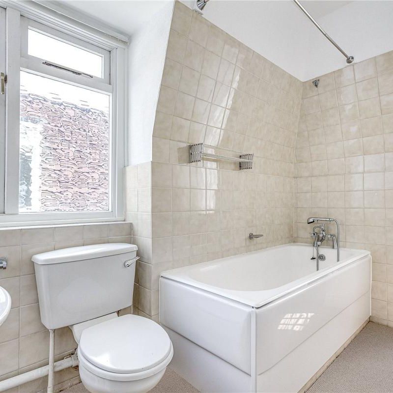 4 bedroom house in London - Photo 1