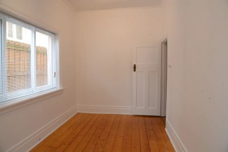 BEACHSIDE ART DECO GEM - GROUND FLOOR WITH COMMUNAL GARDEN! - Photo 2