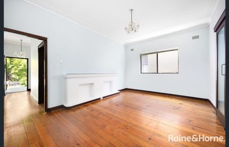 BRIGHT & SPACIOUS 4-BEDROOM HOME ON A QUIET, LEAFY STREET! - Photo 2