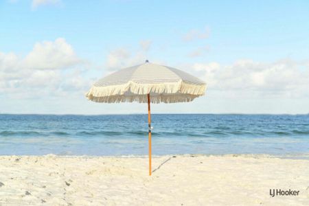 Spacious Four/Five Bedroom Home with Pool in Prime Palm Beach Location - Photo 5