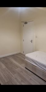 Room in a Shared House, London, N18 - Photo 4