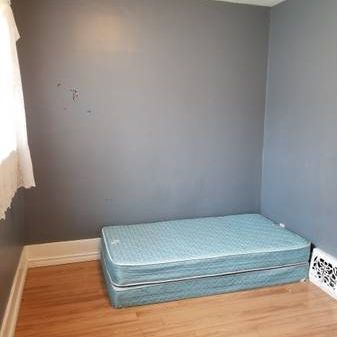 (DOWNTOWN) 2-Bedroom SUITE, Whole MAIN Floor, Own Entry! - Photo 3