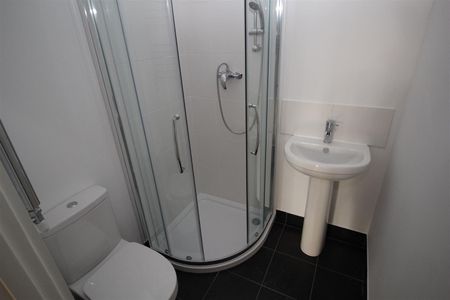 London Road, Lowfield Heath - Photo 5