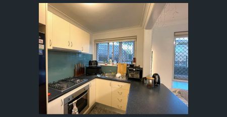 FULLY FURNISHED + WALK TO QUT OR THE CITY!! - Photo 4