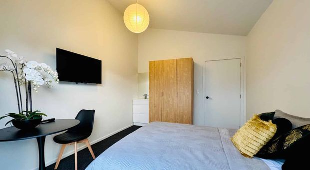 Hotel-Style Room – Renovated & Furnished - Photo 1