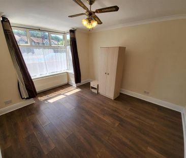 4 bedroom semi-detached house to rent - Photo 3