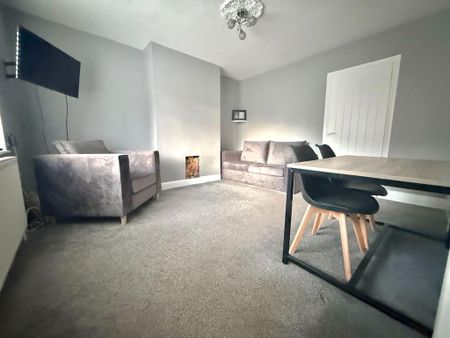 2 bedroom end of terrace house to rent - Photo 2