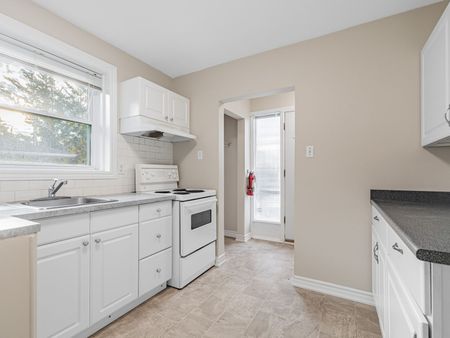 For Lease - 41 Newbury Drive Unit# Main Floor, Newmarket, Ontario - Photo 2