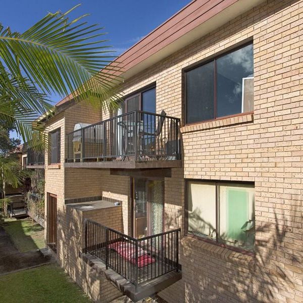 Sun-filled Top Floor Unit In Convenient Woonona Location - Photo 1