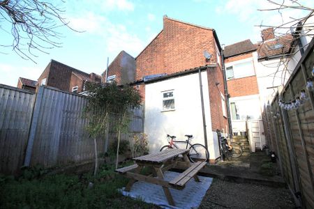 1 bedroom in a house share to rent - Photo 5