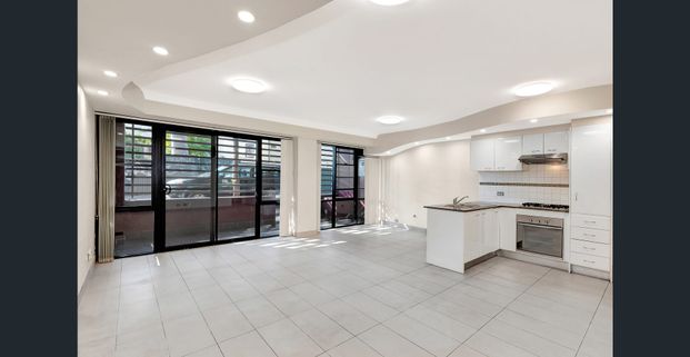 Spacious 1 bedroom apartment, great location- Enter from Iredale Street - Photo 1