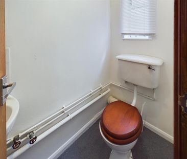 3 bedroom end of terrace house to rent - Photo 2