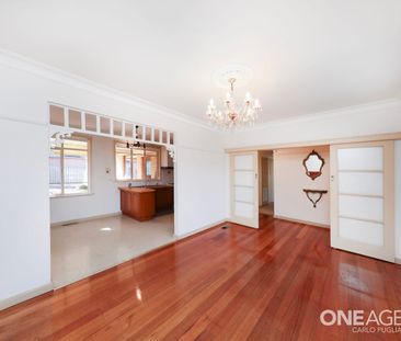 Charming Family Home in Prime Location – Space, Comfort & Unmatched... - Photo 2