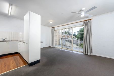 Sun drenched apartment - Photo 2